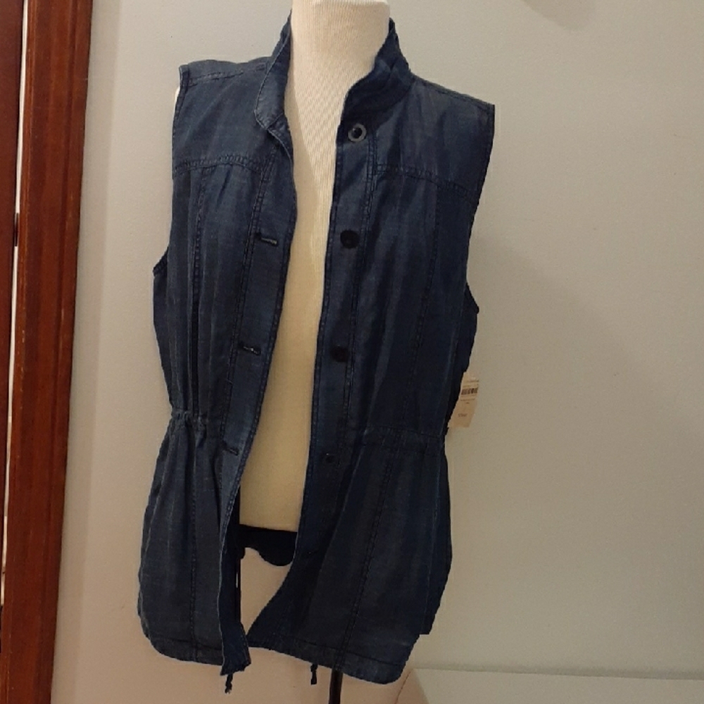 Coldwater Creek Women's Tencel Button front Vest, Large.